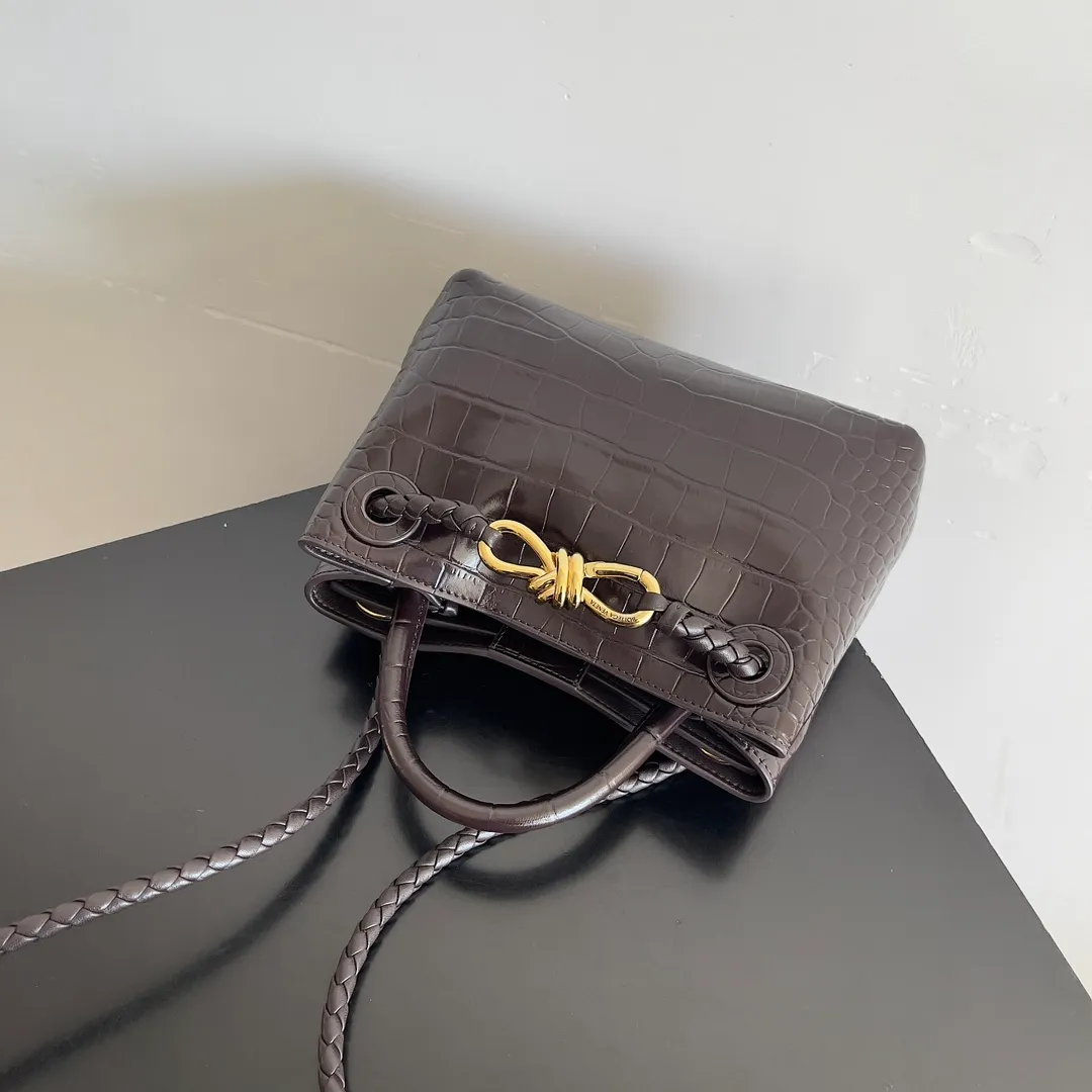 Batch 2880 BOTTEGA VENETA new women's crocodile leather ANDIAMO is shipped! ! ! As a classic model of the BV family, each innovation brings different surprises to fans. There are three ways to carry it with different makeup. Crocodile skin is called the gold in leather and is famous for its top luxury and rarity. During use, the luster of the crocodile skin will not fade or fade with time. No matter how long it is used, it will still remain new. And because each crocodile skin is different, the effect of each crocodile leather bag is different. Style number: 777614 Size: 22*9*15.5cm